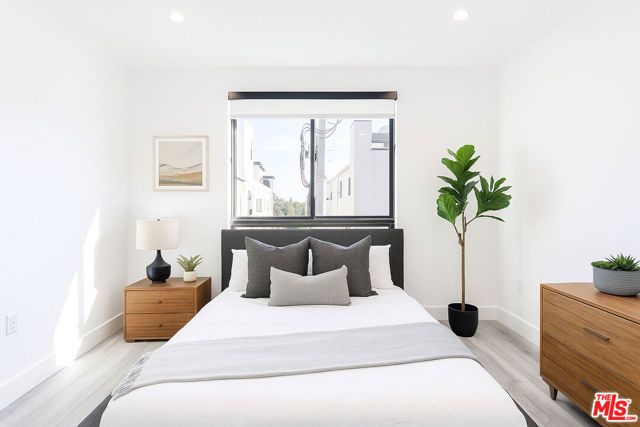 11800 Courtleigh Drive 404, Los Angeles, CA 90066