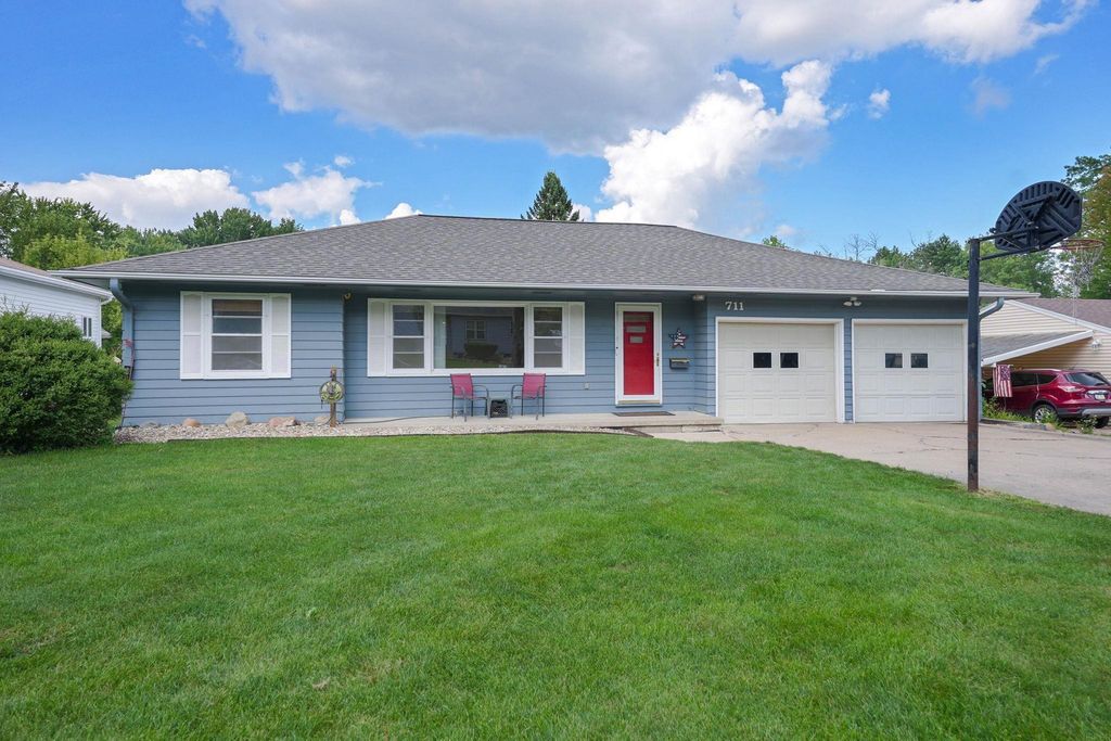 711 Cornwall Avenue, Waterloo, IA 50702