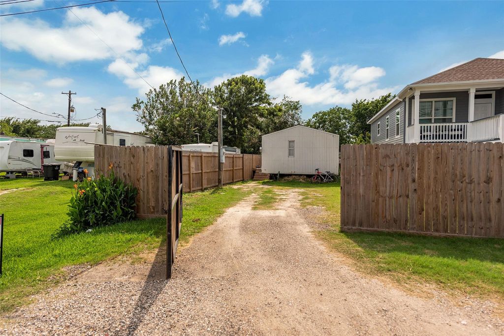 1130A 10th Street, San Leon, TX 77539