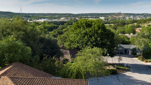 1307 N Malibu Dr, Kerrville, TX 78028