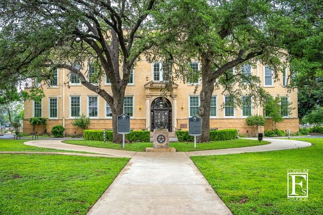 1307 N Malibu Dr, Kerrville, TX 78028