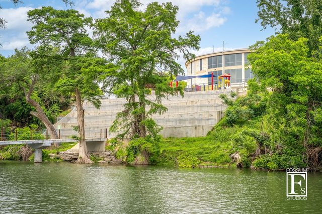 1307 N Malibu Dr, Kerrville, TX 78028