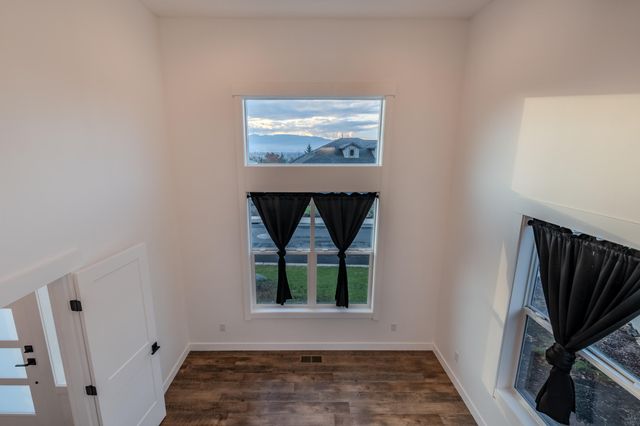 531 W La Strada Circle, Medford, OR 97504