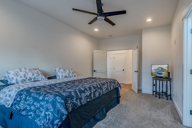 531 W La Strada Circle, Medford, OR 97504