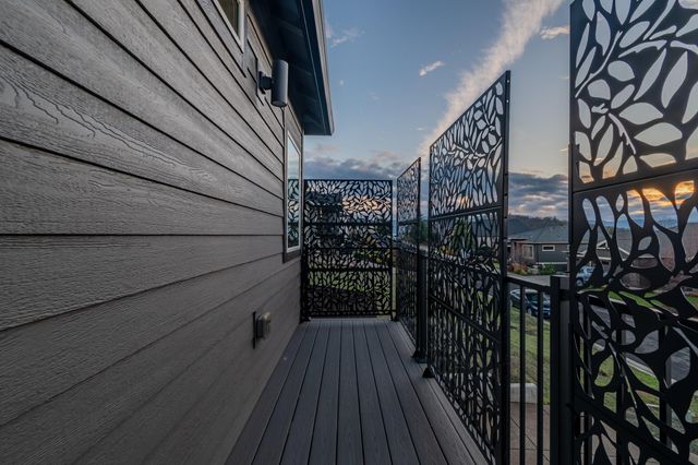 531 W La Strada Circle, Medford, OR 97504