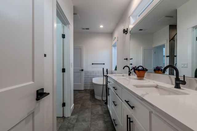 531 W La Strada Circle, Medford, OR 97504