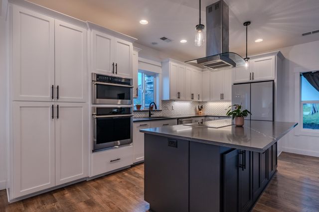 531 W La Strada Circle, Medford, OR 97504