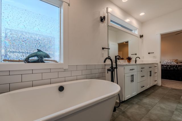 531 W La Strada Circle, Medford, OR 97504