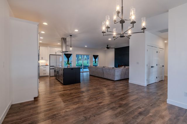 531 W La Strada Circle, Medford, OR 97504