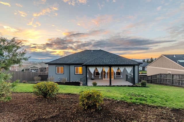 531 W La Strada Circle, Medford, OR 97504