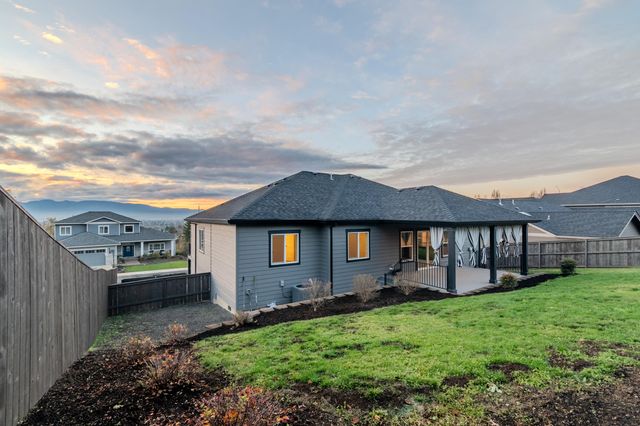 531 W La Strada Circle, Medford, OR 97504