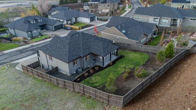 531 W La Strada Circle, Medford, OR 97504