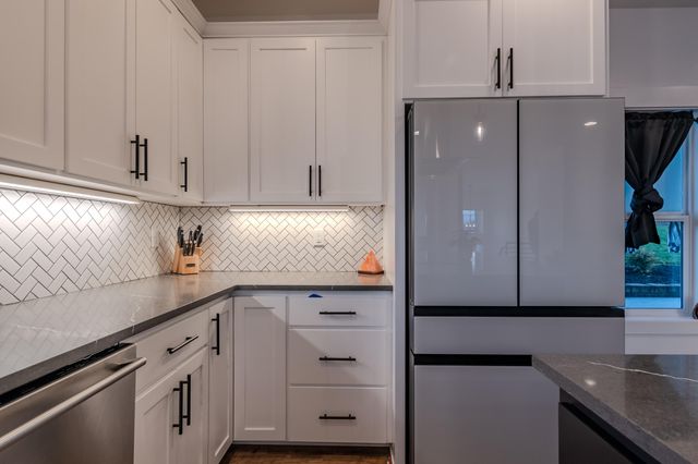 531 W La Strada Circle, Medford, OR 97504