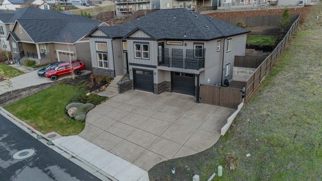 531 W La Strada Circle, Medford, OR 97504