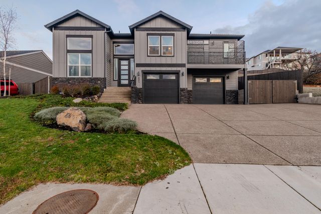 531 W La Strada Circle, Medford, OR 97504