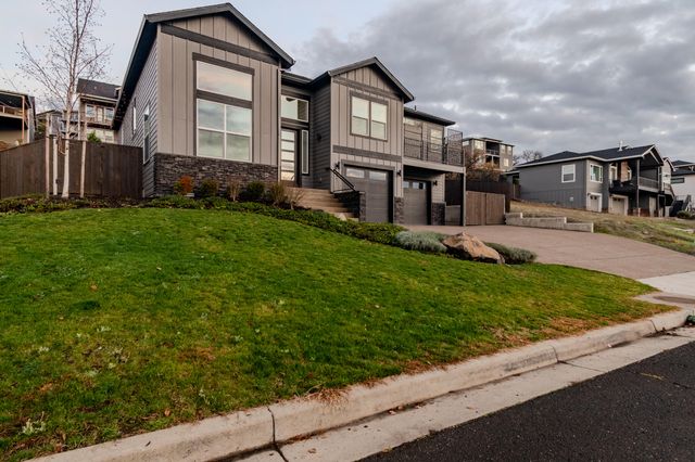 531 W La Strada Circle, Medford, OR 97504