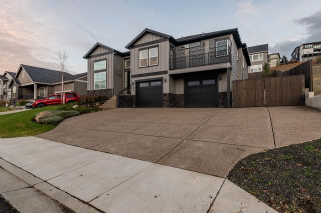 531 W La Strada Circle, Medford, OR 97504
