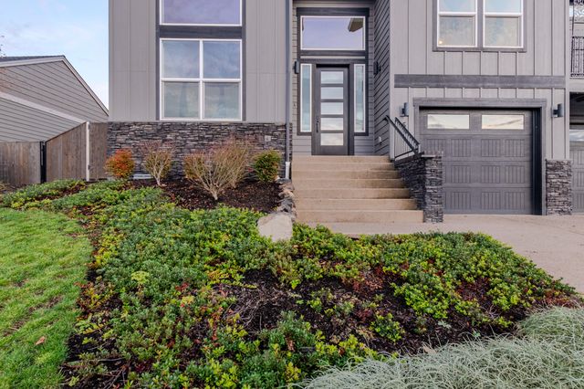 531 W La Strada Circle, Medford, OR 97504