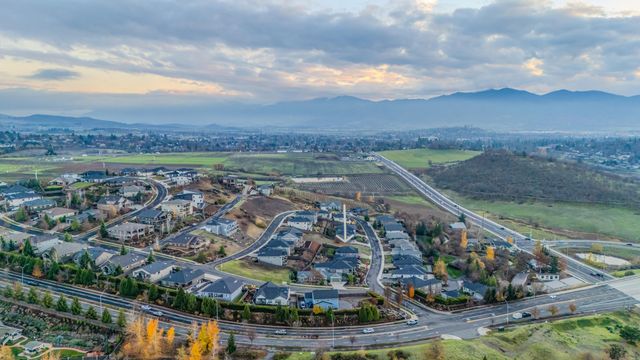 531 W La Strada Circle, Medford, OR 97504