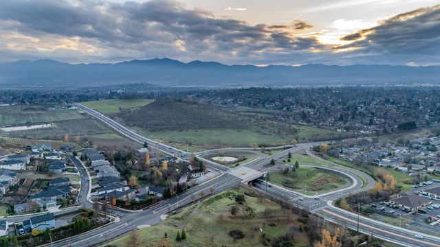 531 W La Strada Circle, Medford, OR 97504