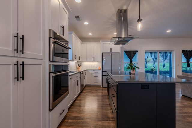 531 W La Strada Circle, Medford, OR 97504