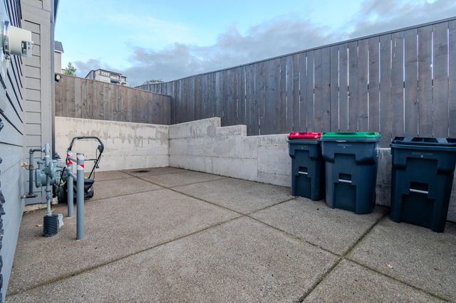 531 W La Strada Circle, Medford, OR 97504