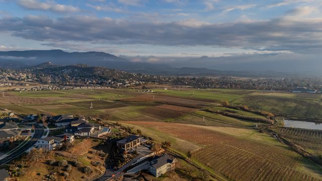 531 W La Strada Circle, Medford, OR 97504