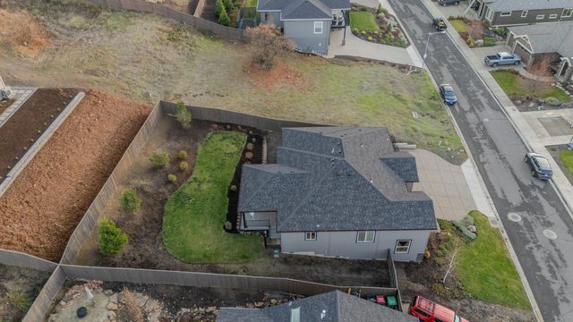 531 W La Strada Circle, Medford, OR 97504