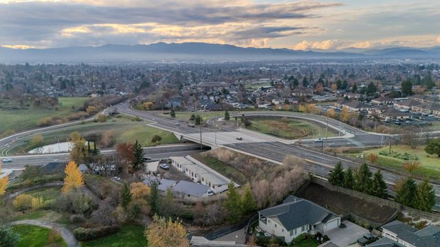 531 W La Strada Circle, Medford, OR 97504