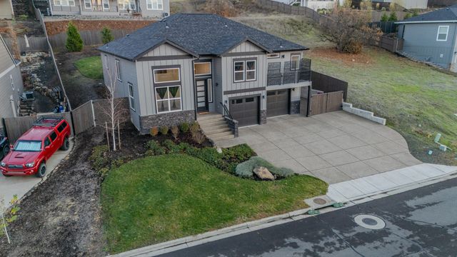 531 W La Strada Circle, Medford, OR 97504