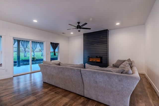 531 W La Strada Circle, Medford, OR 97504