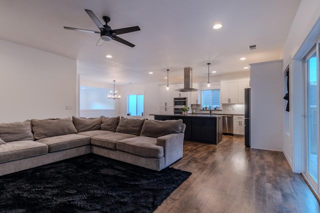 531 W La Strada Circle, Medford, OR 97504