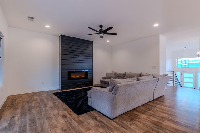 531 W La Strada Circle, Medford, OR 97504