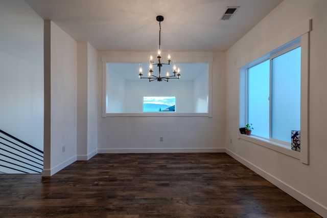 531 W La Strada Circle, Medford, OR 97504