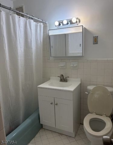 704 N Broad St. 8D D, Elizabeth City, NJ 07208