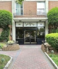 704 N Broad St. 8D D, Elizabeth City, NJ 07208