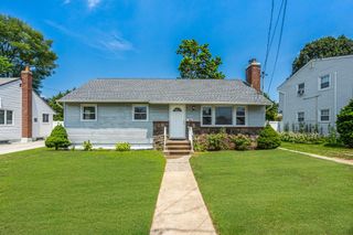 19 Dakota Street, Hicksville, NY 11801