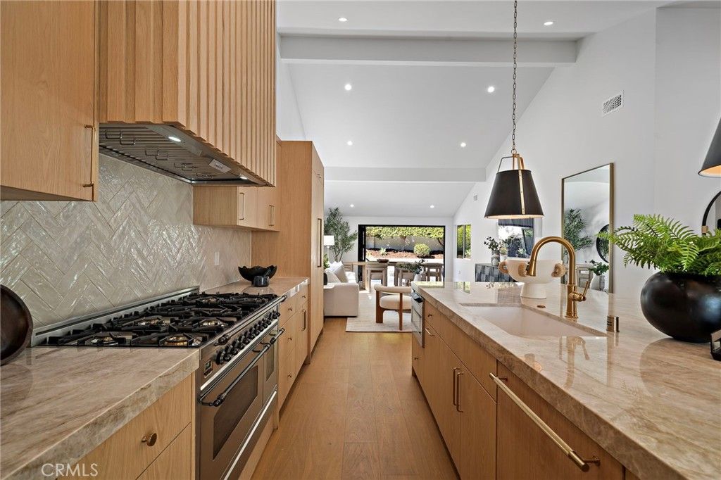 Image 7 of property listing at 37 Beachcomber, Corona Del Mar, CA 92625