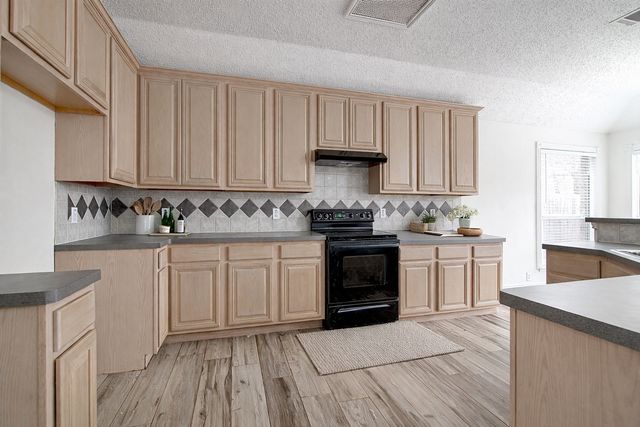 2525 Greenhaven Drive, Burleson, TX 76028