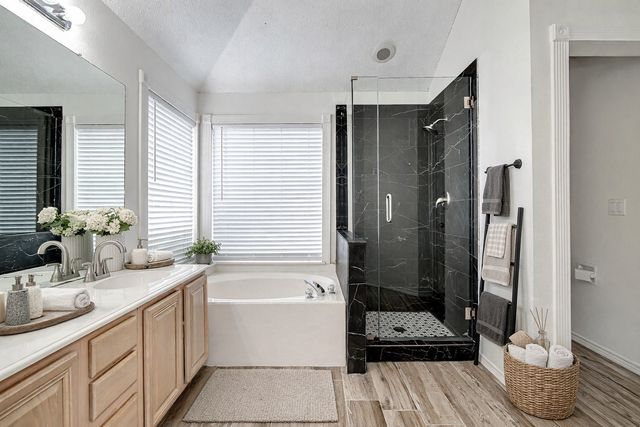 2525 Greenhaven Drive, Burleson, TX 76028