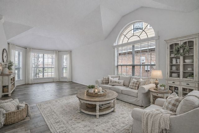 2525 Greenhaven Drive, Burleson, TX 76028