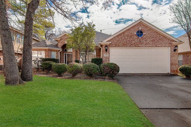 2525 Greenhaven Drive, Burleson, TX 76028