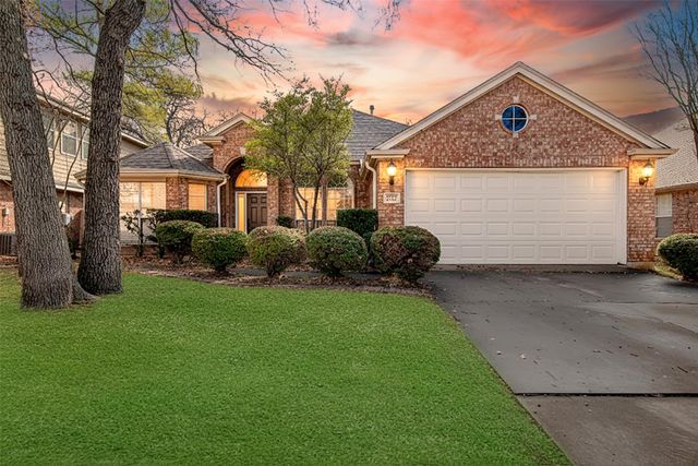 2525 Greenhaven Drive, Burleson, TX 76028