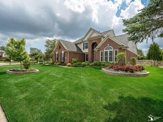 816 Regents Park Drive, Monroe Twp, MI 48161