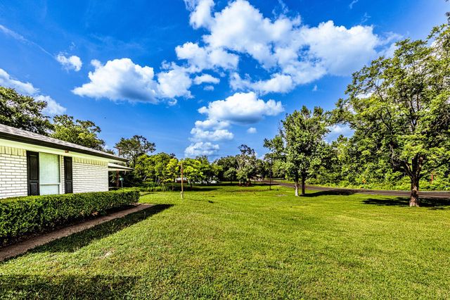 1797 Sh 30 E, Huntsville, TX 77320