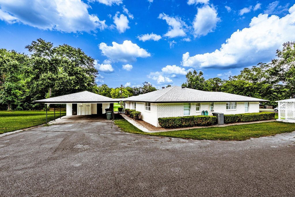 1797 Sh 30 E, Huntsville, TX 77320