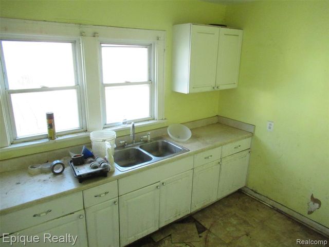 1711 Oak Street, Port Huron, MI 48060