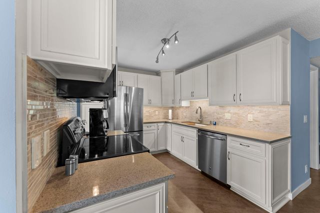 3030 Saint Albans Mill Road 215, Minnetonka, MN 55305