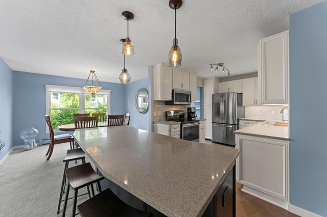 3030 Saint Albans Mill Road 215, Minnetonka, MN 55305