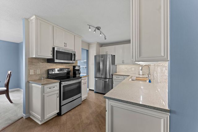 3030 Saint Albans Mill Road 215, Minnetonka, MN 55305